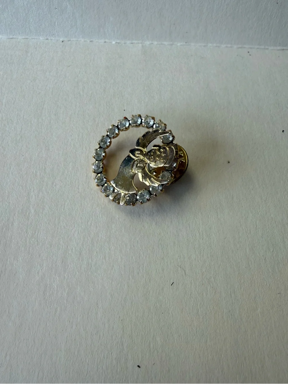 Vintage Open Wreath Rhinestone Gold Toned Cherub Angel Lapel Pin Brooch. - Picture 2 of 8